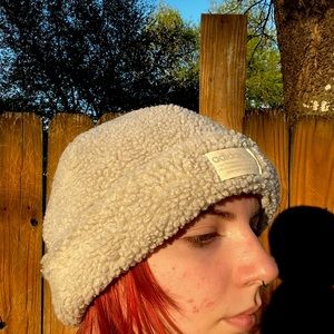 crème Adidas fuzzy beanie